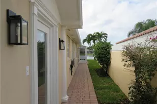 4235 Redonda Ln, Naples, FL 34119 - Photo 2