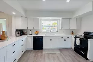 1308 Rosemary Ln, Naples, FL 34103 - Photo 4