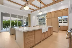 555 Whispering Pine Ln, Naples, FL 34103 - Photo 10