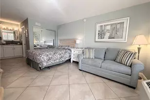 2555 Tamiami Trl N, Naples, FL 34103 - Photo 4