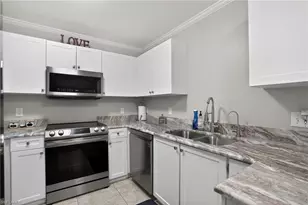 519 Roma Ct, Naples, FL 34110 - Photo 10