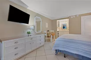 2555 Tamiami Trl N, Naples, FL 34103 - Photo 4