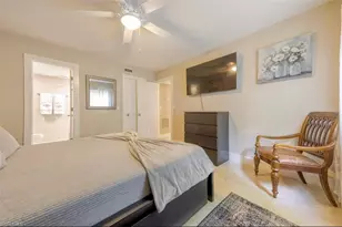 4605 Bayshore Dr, Naples, FL 34112 - Photo 8