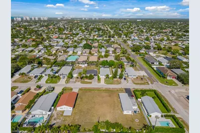 686 97th Ave N, Naples, FL 34108 - Photo 4