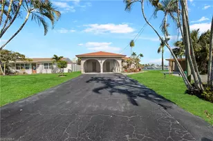 125 Pago Pago Dr E, Naples, FL 34113 - Photo 2