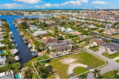 1585 Pelican Ave, Naples, FL 34102 - Photo 10