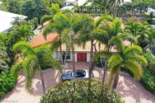 778 Broad Ct S, Naples, FL 34102 - Photo 4