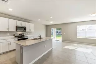 1401 NE 5th Pl, Cape Coral, FL 33909 - Photo 6