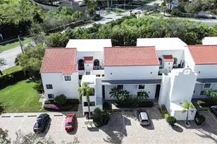 592 Beachwalk Cir, Naples, FL 34108 - Photo 2