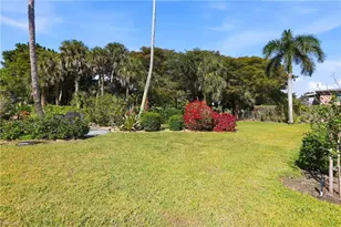 215 Cypress Way E, Naples, FL 34110 - Photo 32