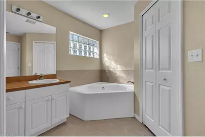 916 NE 4th Pl, Cape Coral, FL 33909 - Photo 28