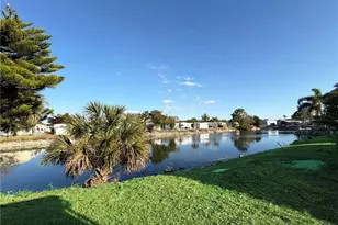 815 Cape Haze Ln E, Naples, FL 34104 - Photo 2