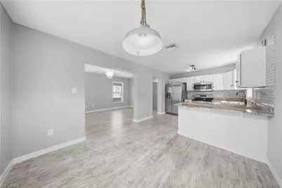 286 Leawood Cir, Naples, FL 34104 - Photo 6