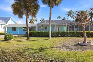1159 Holiday Ln E, Naples, FL 34104 - Photo 4