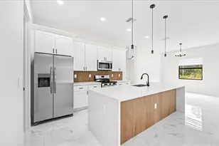 18 NE 11th Ln, Cape Coral, FL 33909 - Photo 10