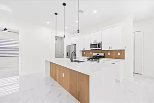 18 NE 11th Ln, Cape Coral, FL 33909 - Photo 8