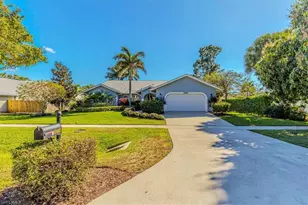 2442 Outrigger Ln, Naples, FL 34104 - Photo 2