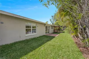 1723 Camelia Ln, Naples, FL 34105 - Photo 10