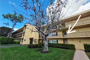 1086 Forest Lakes Dr, Naples, FL 34105 - Photo 2