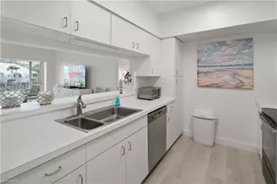 784 Willowbrook Dr, Naples, FL 34108 - Photo 4