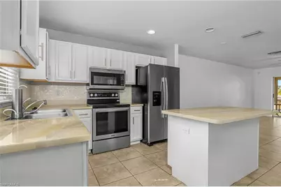 5172 Leeds Rd, Fort Myers, FL 33907 - Photo 6