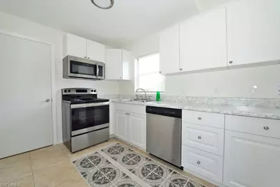 907 NE 10th Ter, Cape Coral, FL 33909 - Photo 4