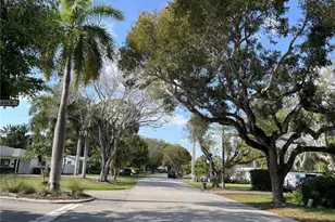 930 13th St N, Naples, FL 34102 - Photo 2