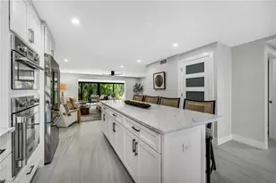 990 8th St S, Naples, FL 34102 - Photo 2