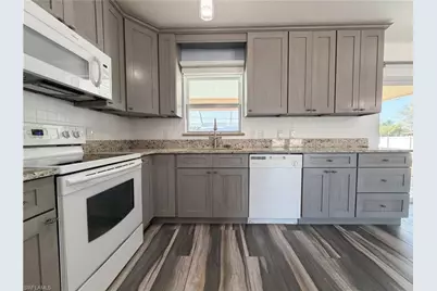 102 SE 43rd Ln, Cape Coral, FL 33904 - Photo 2