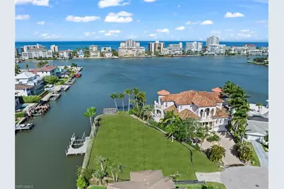 366 Pine Ave, Naples, FL 34108 - Photo 8