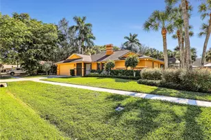 2474 Outrigger Ln, Naples, FL 34104 - Photo 2