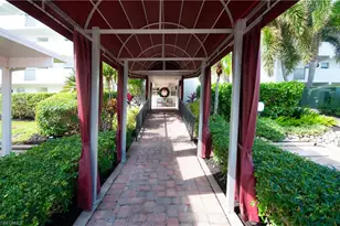 29 High Point Cir E, Naples, FL 34103 - Photo 4