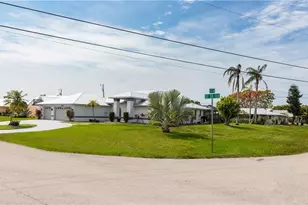 512 SE 33rd Terrace, Cape Coral, FL 33904 - Photo 4