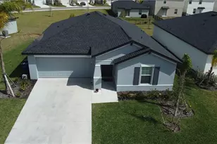 17762 Paradiso Wy, North Fort Myers, FL 33917 - Photo 2