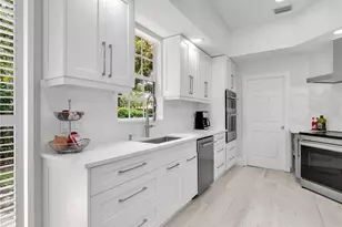 5902 Bermuda Ln, Naples, FL 34119 - Photo 16