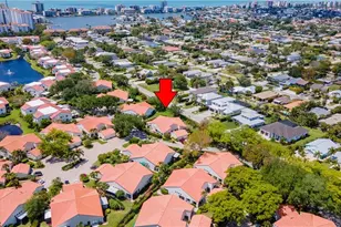 522 Beachwalk Cir, Naples, FL 34108 - Photo 4