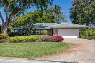 587 Parkwood Ln, Naples, FL 34103 - Photo 2