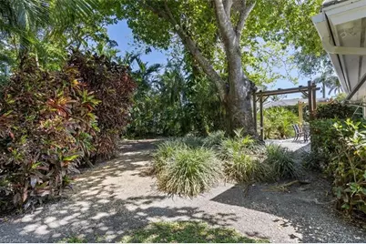 587 Parkwood Ln, Naples, FL 34103 - Photo 20