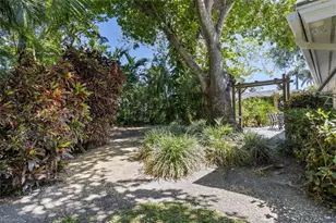 587 Parkwood Ln, Naples, FL 34103 - Photo 20