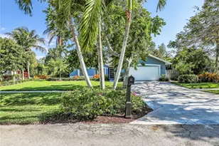 2554 Outrigger Ln, Naples, FL 34104 - Photo 4