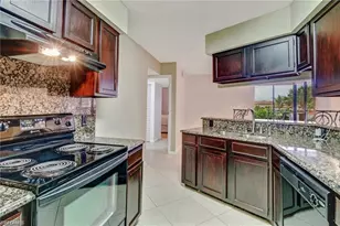 124 Cypress Way E, Naples, FL 34110 - Photo 4