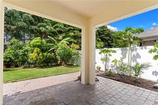 722 Hadley Pl W, Naples, FL 34104 - Photo 16