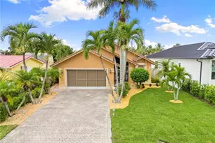 526 100th Ave N, Naples, FL 34108 - Photo 2