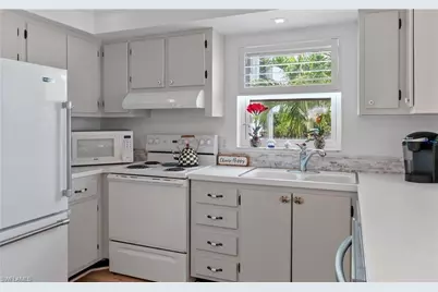 5 High Point Cir W #206, Naples, FL 34103 - Photo 2