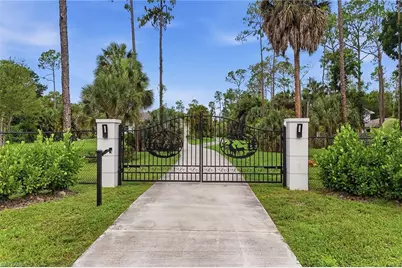 721 Logan Blvd S, Naples, FL 34119 - Photo 2