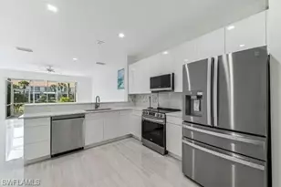 827 Hampton Cir, Naples, FL 34105 - Photo 4