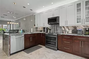 3299 Megan Ln, Naples, FL 34109 - Photo 14