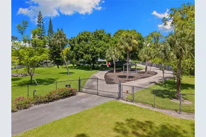 201 Perkins Dr, Naples, FL 34119 - Photo 4
