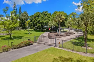 201 Perkins Dr, Naples, FL 34119 - Photo 4