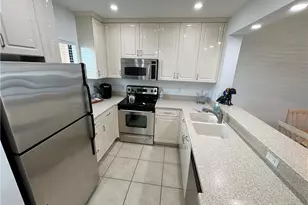 801 River Point Dr, Naples, FL 34102 - Photo 6